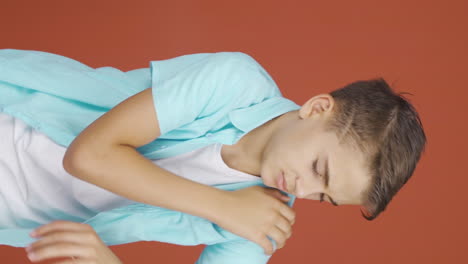 Vertical-video-of-Boy-with-shoulder-pain.